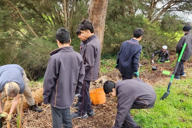 Environmental Student Leadership: Lalor Landcare