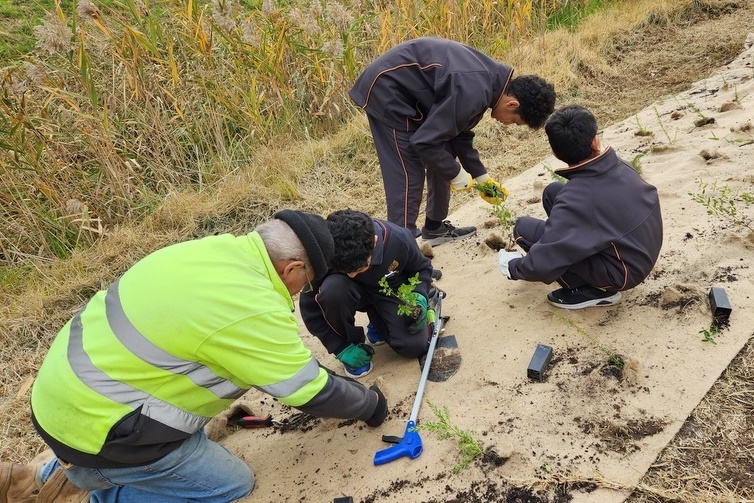 Environmental Student Leadership: Lalor Landcare