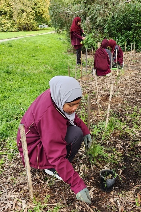 Environmental Student Leadership: Lalor Landcare